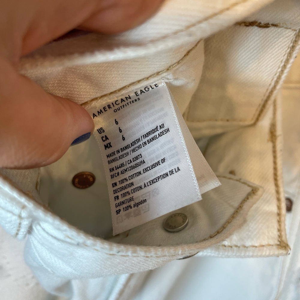 American Eagle 90s Boyfriend Shorts White Denim Tan Stitching Size 6 Raw Hem - Picture 4 of 8